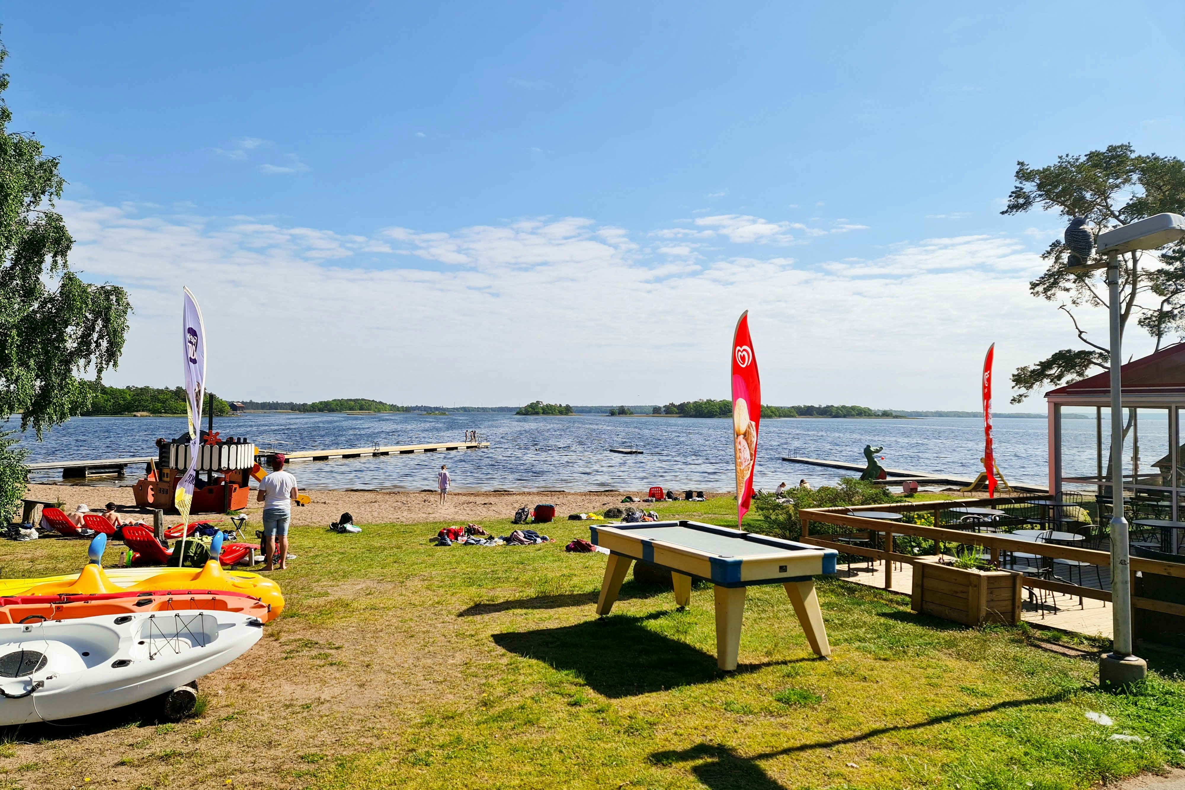 Kalmar Camping Rafshagsudden - Badestrand mit Liegewiese auf dem Campingplatz