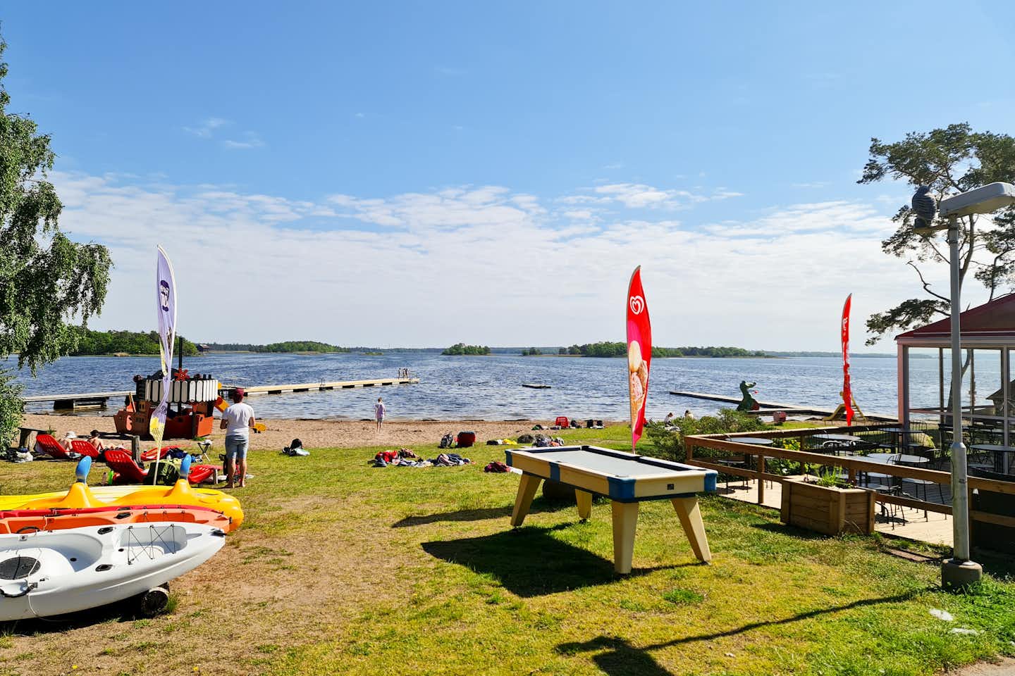 Kalmar Camping Rafshagsudden - Badestrand mit Liegewiese auf dem Campingplatz