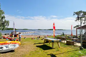 Kalmar Camping Rafshagsudden - Badestrand mit Liegewiese auf dem Campingplatz