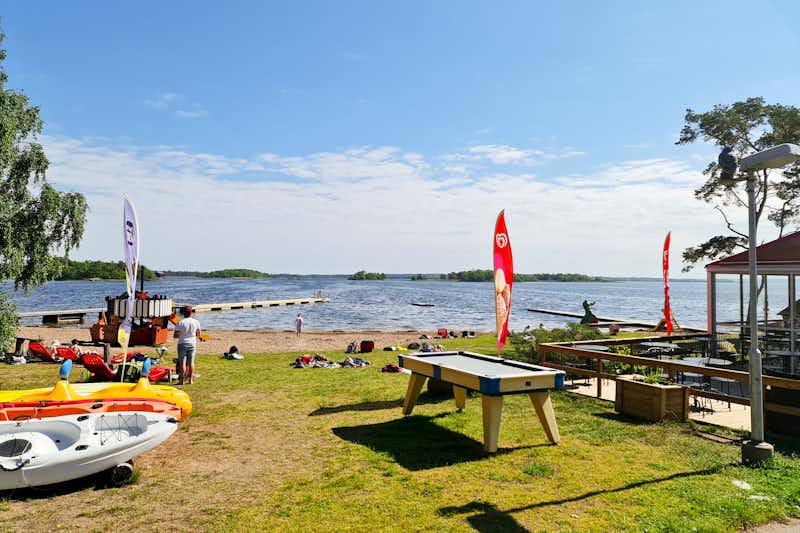 Kalmar Camping Rafshagsudden - Badestrand mit Liegewiese auf dem Campingplatz