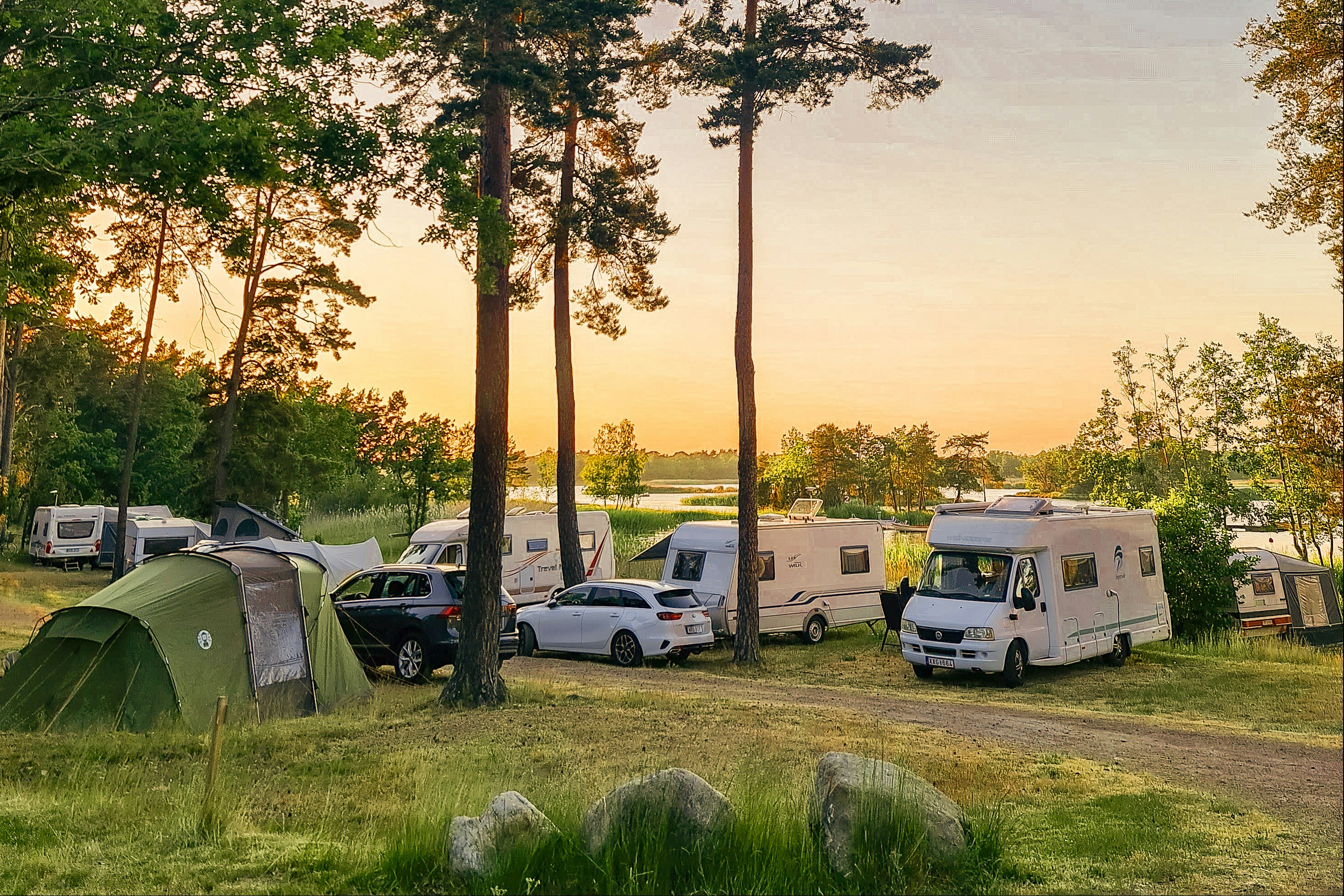 Kalmar Camping Rafshagsudden - Blick auf die Stell- und Zeltplätze auf der Wiese