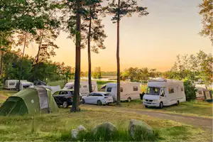 Kalmar Camping Rafshagsudden - Blick auf die Stell- und Zeltplätze auf der Wiese