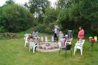 Kalundborg Camping - Wiesenstück mit Familie an Feuerstelle