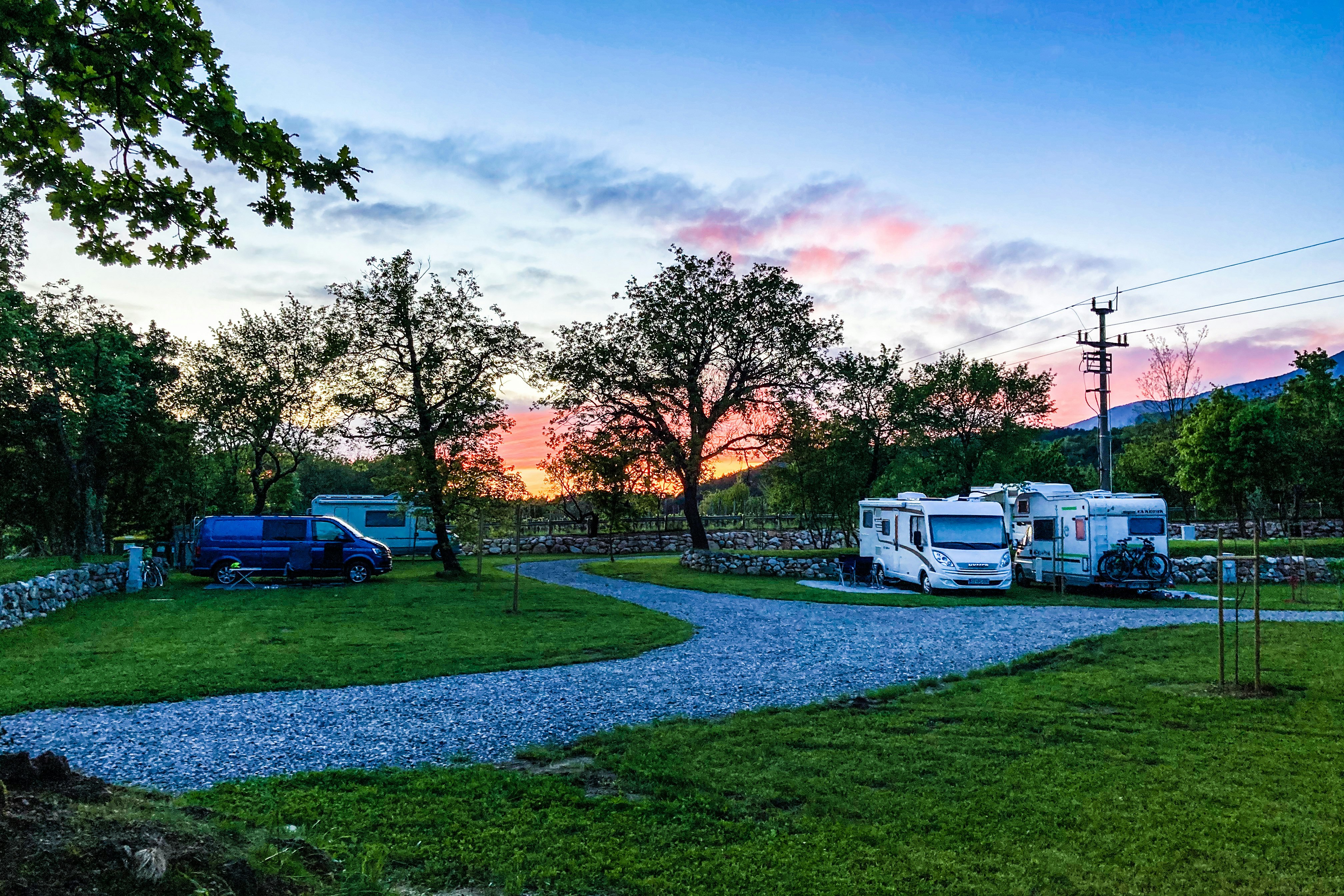 Kamp David  - Wohnmobil- und Wohnwagenplätze auf der Wiese bei Sonnenuntergang