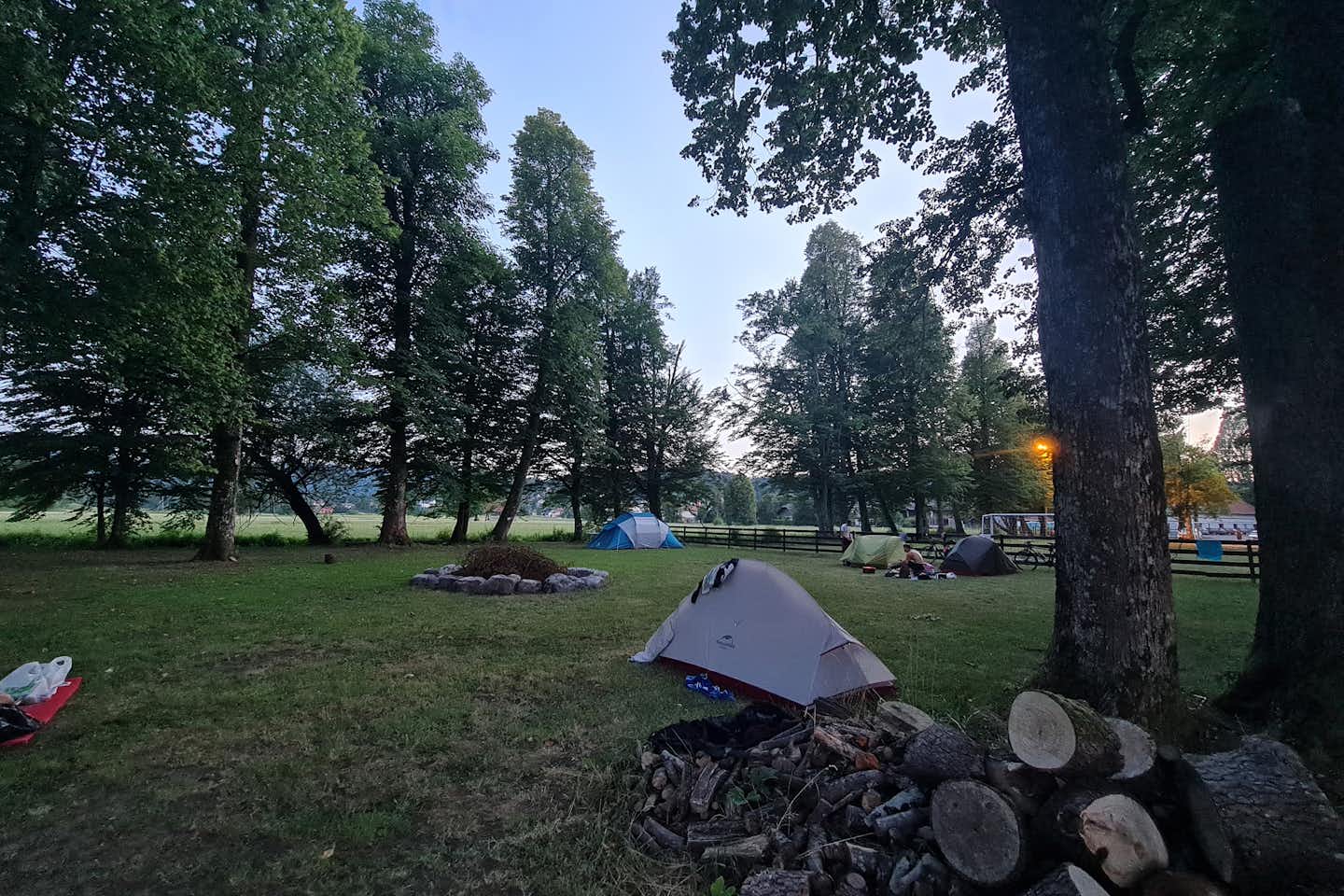 Kamp Grajski park Vitez Logatec - Blick auf die Zeltplätze an der Lagerfeuerstelle