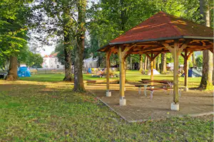 Kamp Grajski park Vitez Logatec - Picknicktische unter dem Pavillon