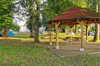 Kamp Grajski park Vitez Logatec - Picknicktische unter dem Pavillon