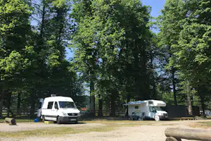 Kamp Grajski park Vitez Logatec - Wohnmobil- und Wohnwagenstellplätze im Schatten der Bäume