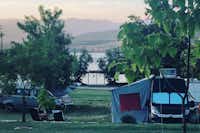 Kamp Karin -  Wohnwagenstellplätze auf dem Campingplatz mit Blick auf die Berge