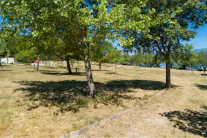 Kamp Karin - Stellplatz im Schatten der Bäume