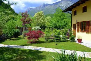 Kamp Lazar - Apartmentgebäude des Campingplatzes mit Bergen im Hintergrund