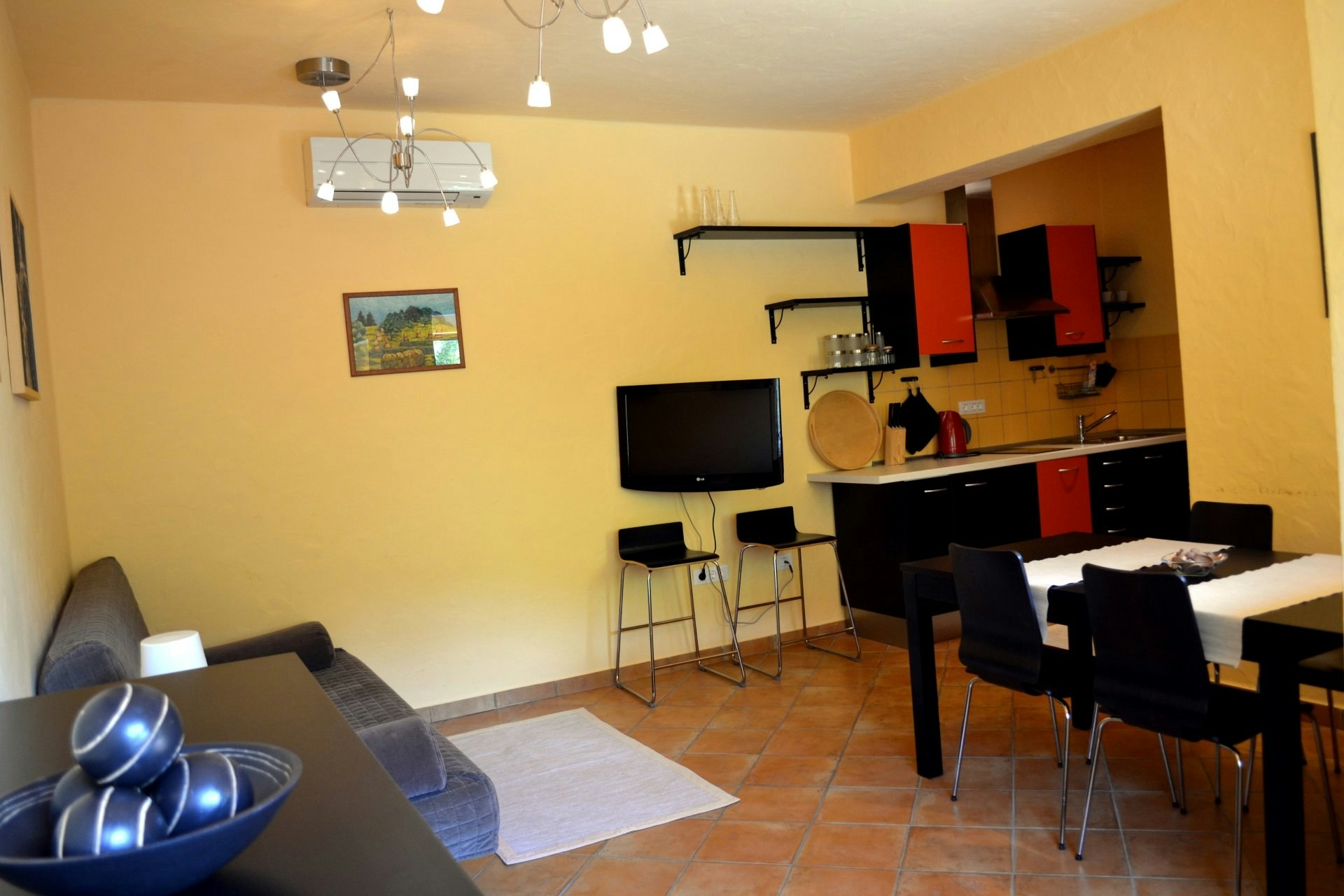 Kamp Lazar - Küche und Esstisch eines Apartments des Campingplatzes