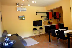 Kamp Lazar - Küche und Esstisch eines Apartments des Campingplatzes