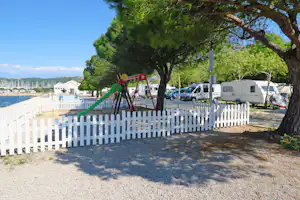 Kamp Lucija - Spielplatz mit Rutsche und Schaukel