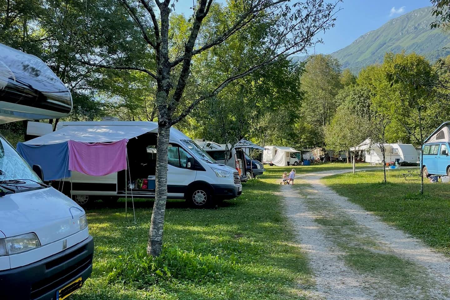 Kamp Nadiža Podbela - Blick auf die Standplätze auf dem Campingplatz