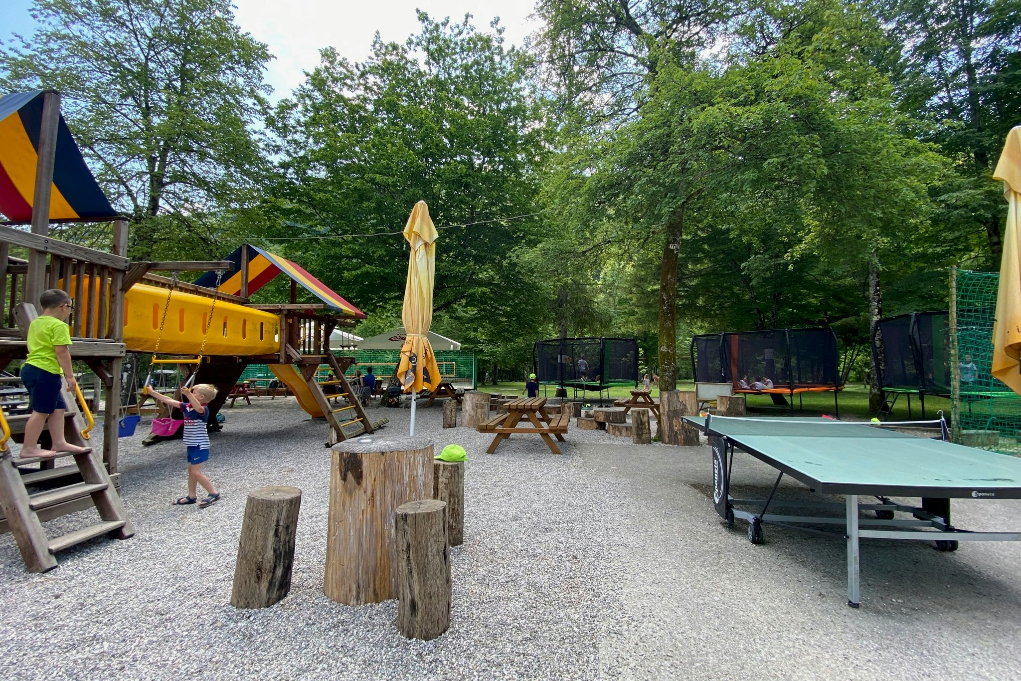 Kamp Nadiža Podbela - Kinderspielplatz und Tischtennisplatte auf dem Campingplatz