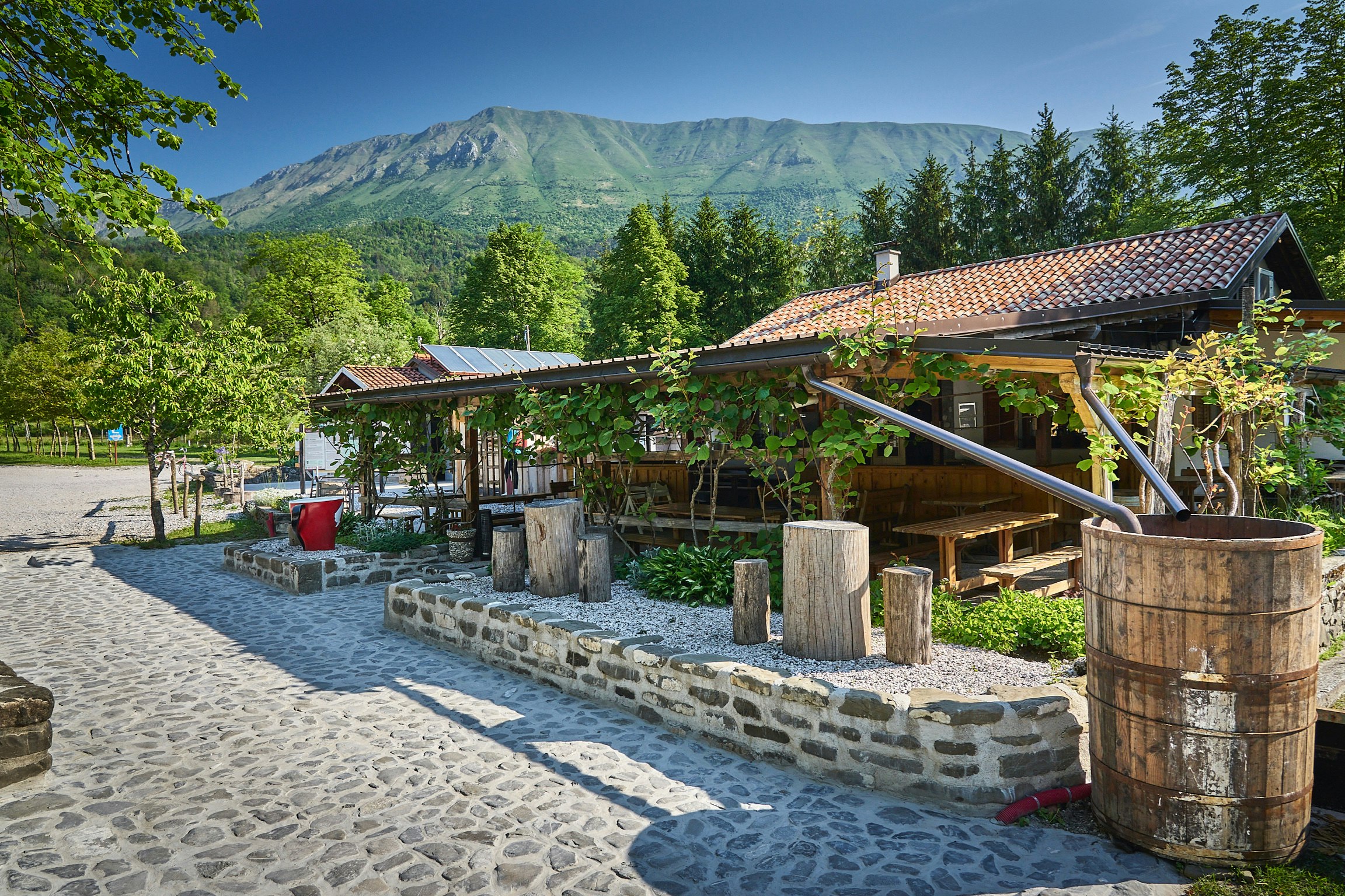 Kamp Nadiža Podbela - Restaurant mit Terrasse auf dem Campingplatz