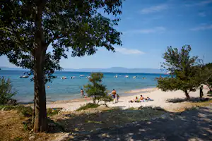 Kamp Ostro - Badestrand am Campingplatz