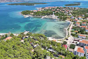 Camping Taber Pašman - Luftaufnahme des Campingplatzes am Meer