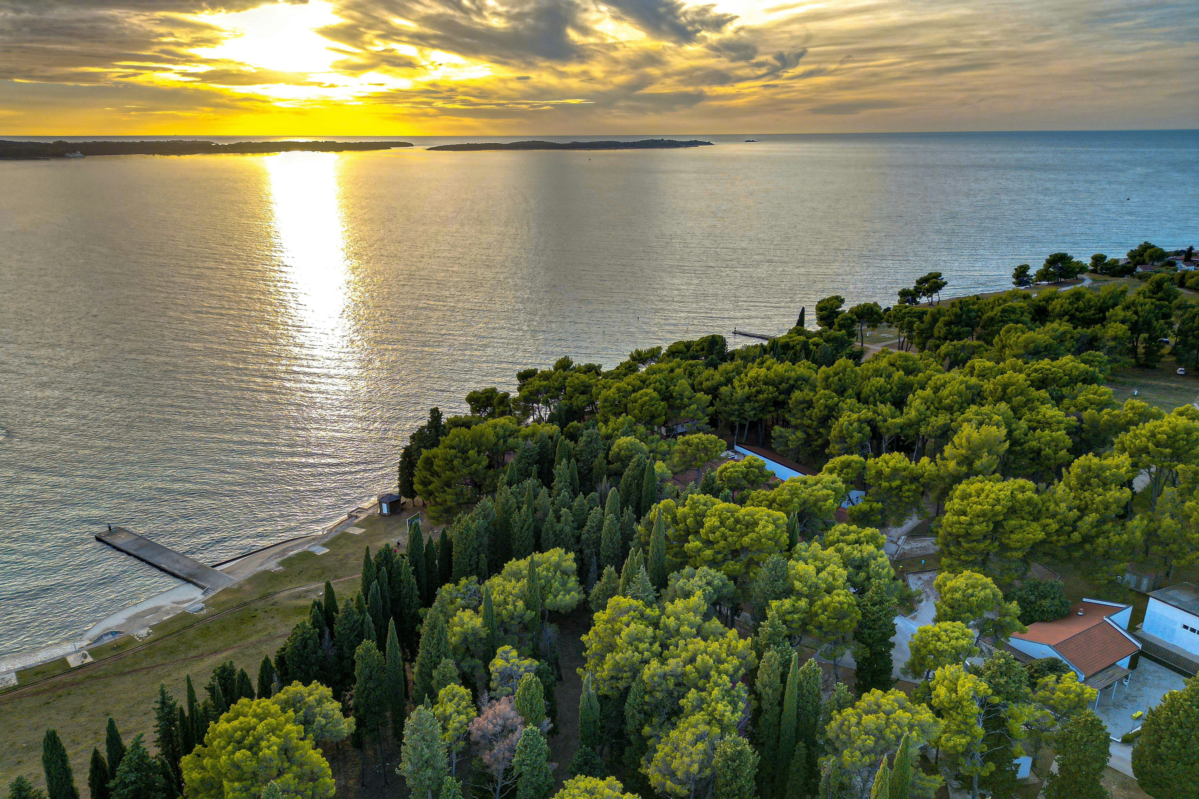 Kamp Pineta  Camping Pineta - Luftaufnahme der Standplätze am Meer