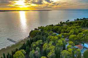 Kamp Pineta Camping Pineta - Luftaufnahme der Standplätze am Meer