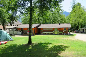 Kamp Polovnik - Außenansicht der Sanitärgebäude