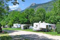 Kamp Polovnik - Blick auf die Wohnwagen- und Zeltstellplätze mit den julischen Alpen im Hintergrund