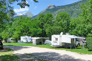Kamp Polovnik - Blick auf die Wohnwagen- und Zeltstellplätze mit den julischen Alpen im Hintergrund