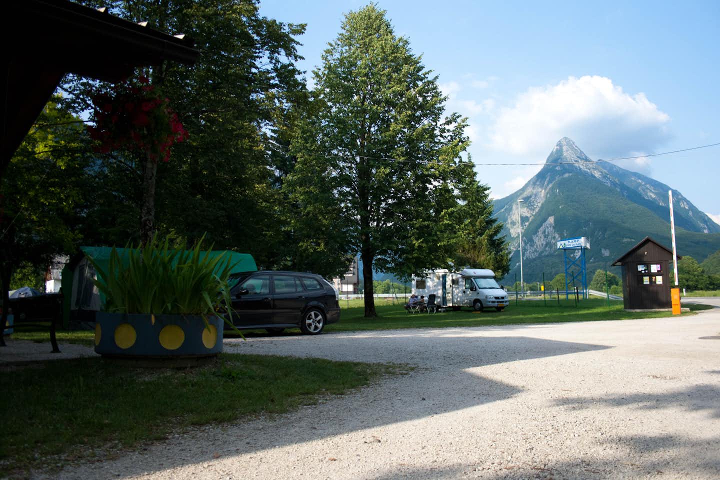 Kamp Polovnik - Eingang auf den Campinglatz mit julischen Alpen im Hintergrund
