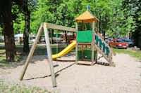 Kamp Polovnik - Kinderspielplatz mit Rutsche und Schaukel auf dem Campingplatz
