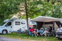 Kamp Slapić - Camper sitzen vor Ihrem Vorzelt unter Bäumen