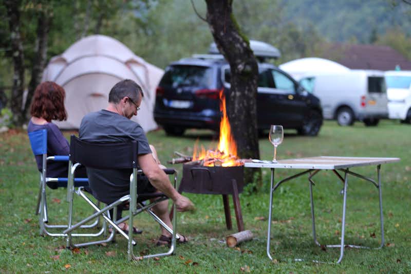 Kamp Soča - Camper bei einer Feuerstelle auf dem Stellplatz