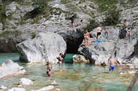 Kamp Soča - Kinder baden im Flussbett des Isonzo in der Nähe des Campingplatzes