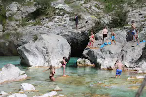 Kamp Soča - Kinder baden im Flussbett des Isonzo in der Nähe des Campingplatzes