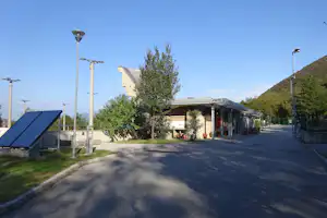 Kamp Tura - Eingang des Campingplatzes
