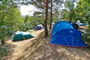 Kamp Tura - Zeltplätze im Schatten auf dem Campingplatz