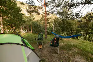 Kamp Tura - Zeltplätze im Schatten der Bäume