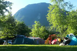 Kamp Vodenca - Wohnwagen- und Zeltstellplatz auf grüner Wiese auf dem Campingplatz