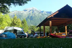 Kamp Vodenca - Wohnwagen- und Zeltstellplatz mit Blick auf die Berge