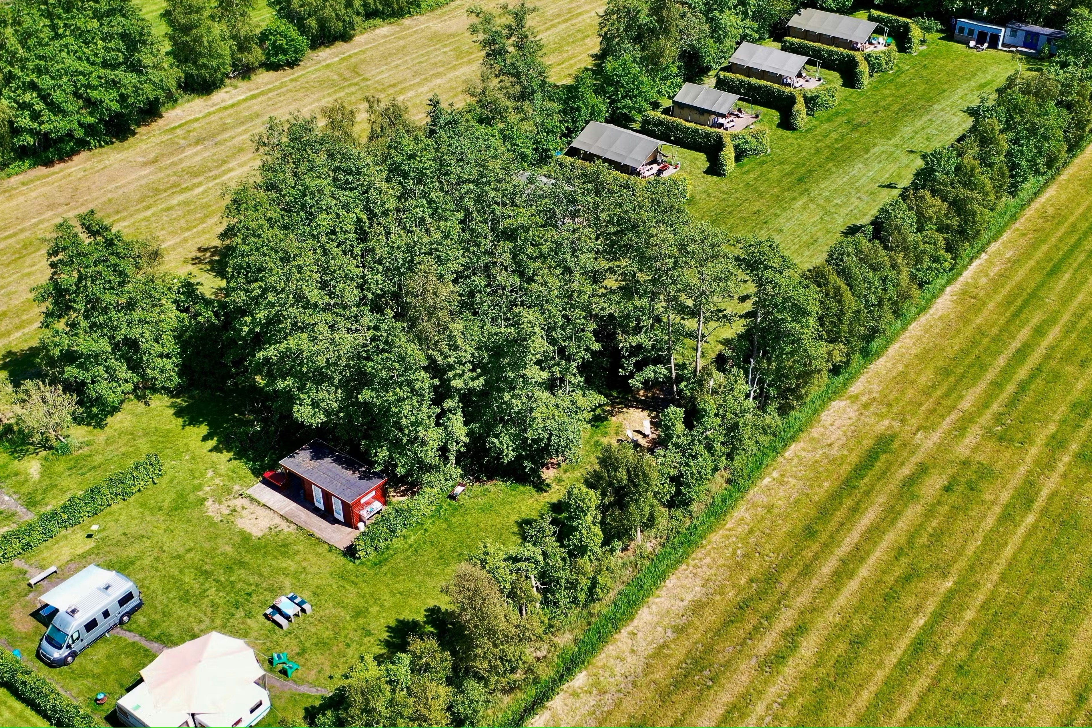 Kampari Vogelperspektive auf einen Teil des Campingplatzes mit Mietunterkünften
