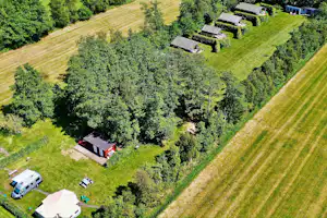 Kampari Vogelperspektive auf einen Teil des Campingplatzes mit Mietunterkünften