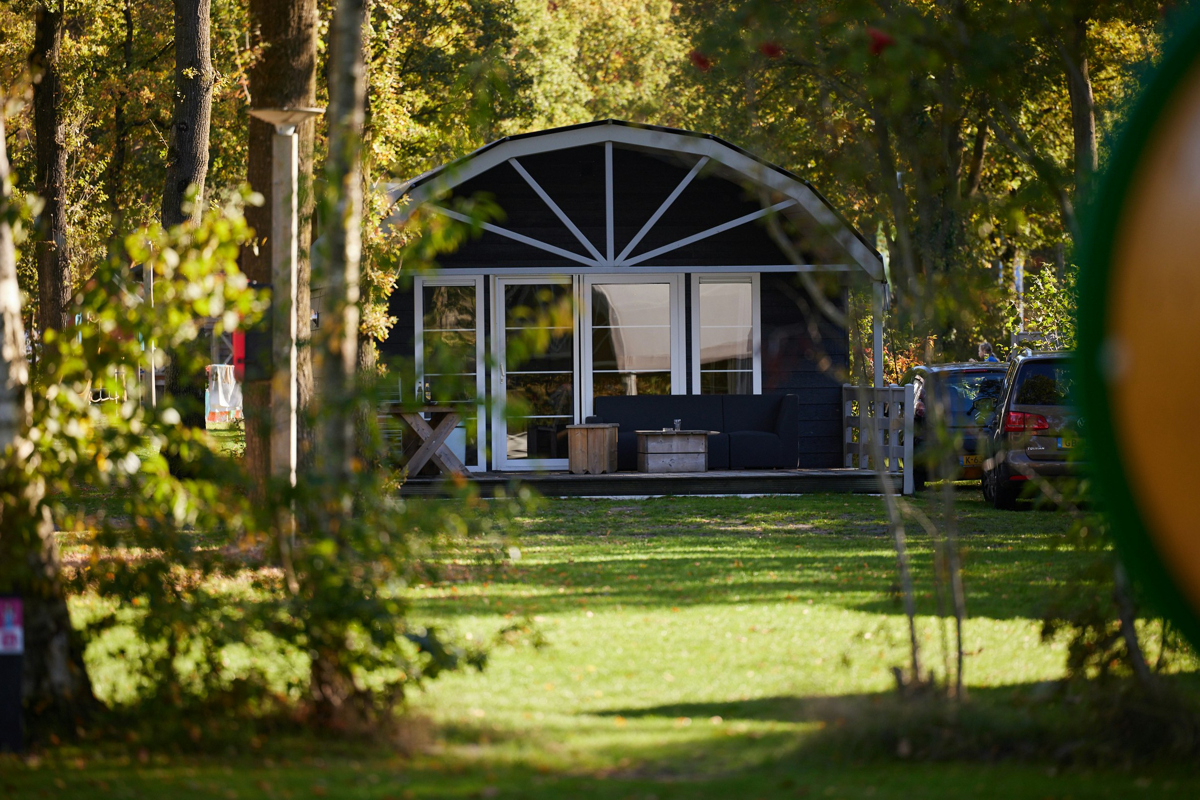 Kampeerdorp De Zandstuve  - Mobilheim mit Terrasse auf dem Campingplatz