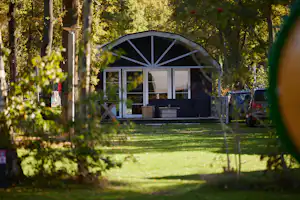 Kampeerdorp De Zandstuve - Mobilheim mit Terrasse auf dem Campingplatz