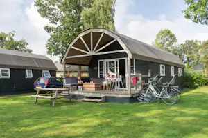 Kampeerdorp De Zandstuve - Mobilheim mit Terrasse auf dem Campingplatz