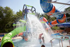 Kampeerdorp De Zandstuve - Wasserpark mit Rutschen auf dem Campingplatz