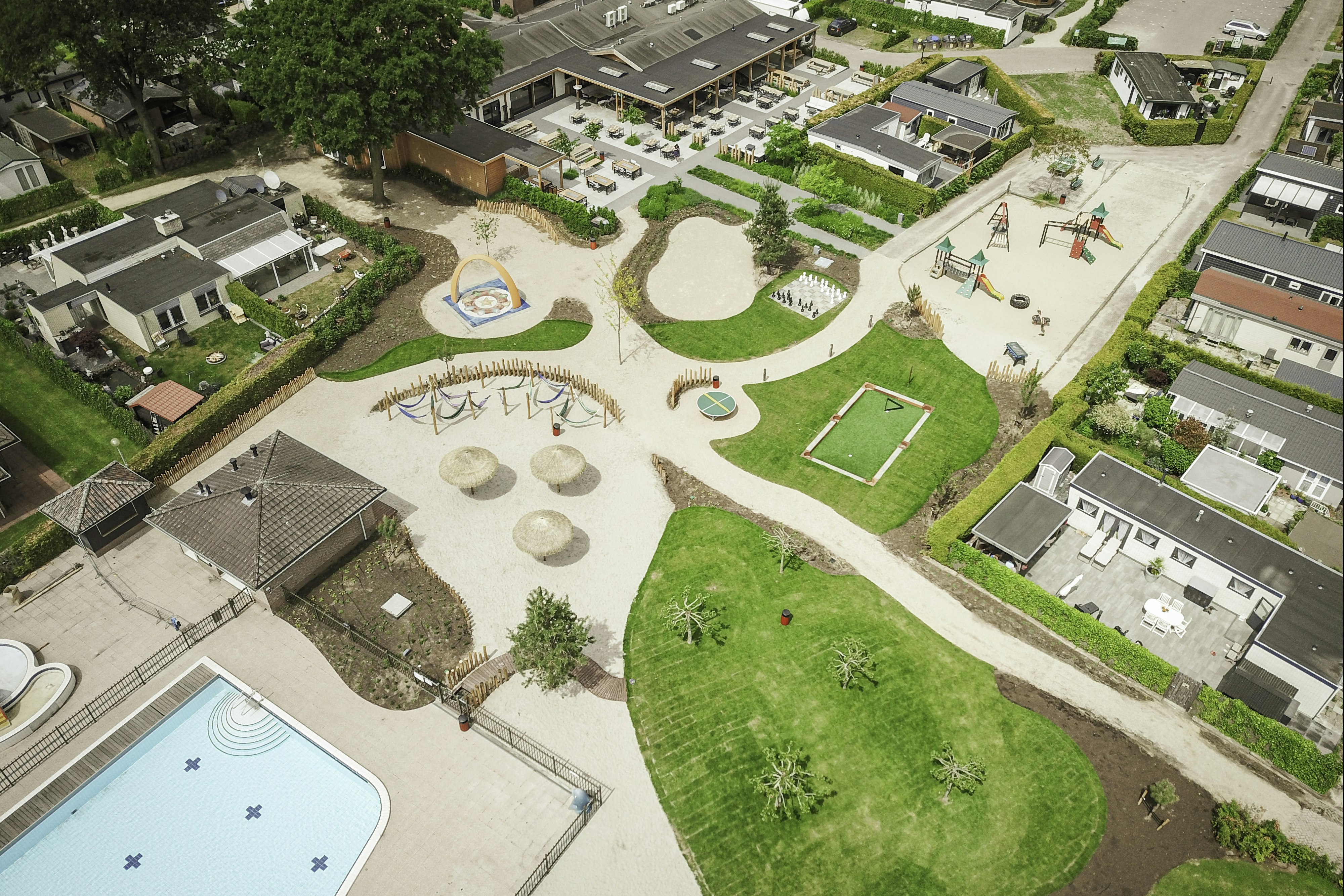 Recreatiepark De Boshoek  - Luftaufnahme des Campingplatzes mit Pool