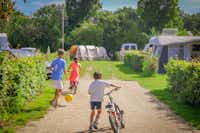 Recreatiepark De Boshoek - Kinder spielen auf dem Campingplatz zwischen den Standplätzen