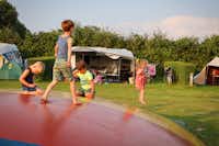Recreatiepark De Boshoek - Kinder spielen auf einer Sprungmatte