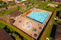 Recreatiepark De Boshoek - Luftaufnahme des Campingplatzes mit Pool