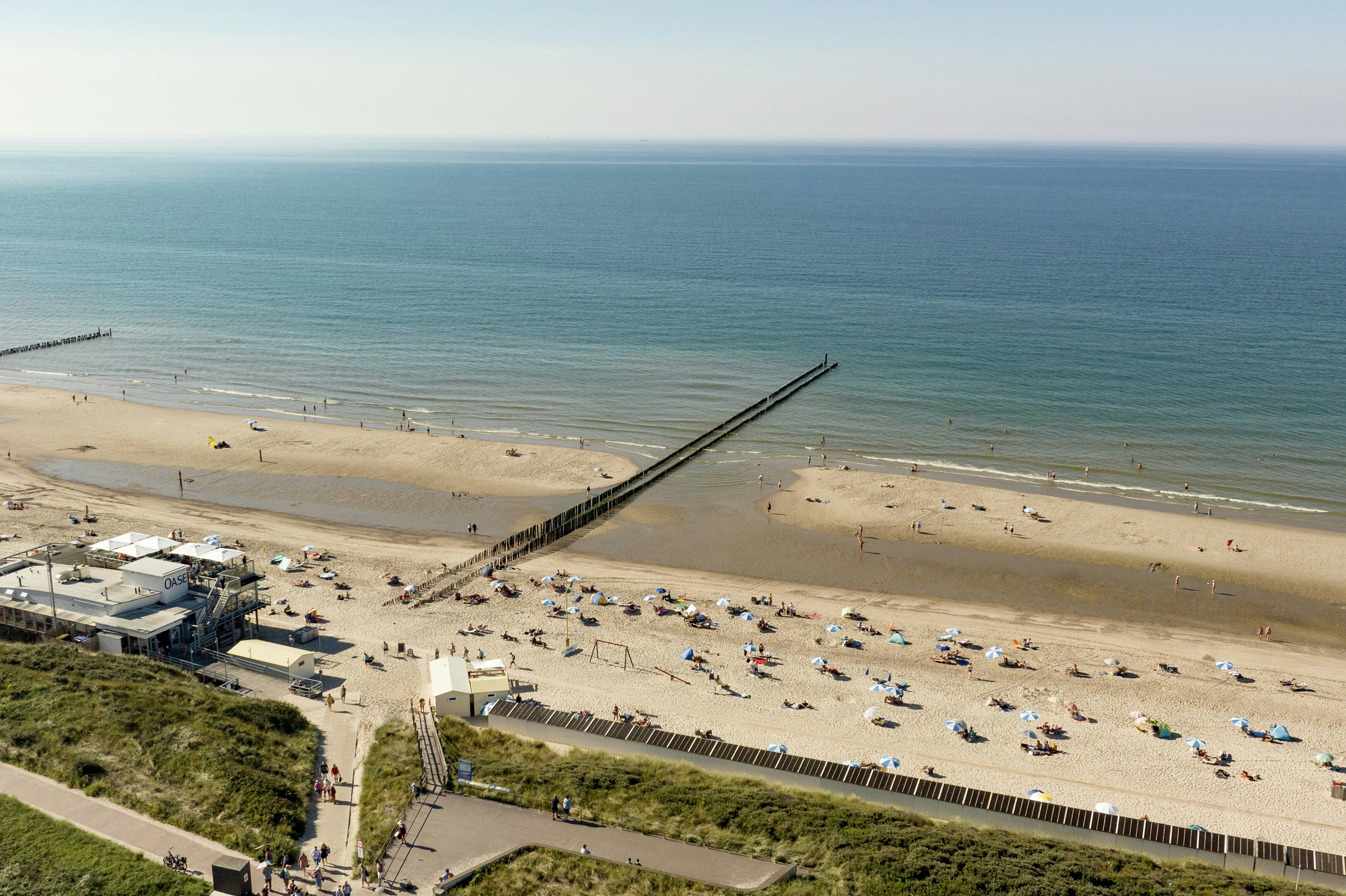 Roompot Kampeerresort Hof Domburg - Blick auf den Strand aus der Vogelperspektive
